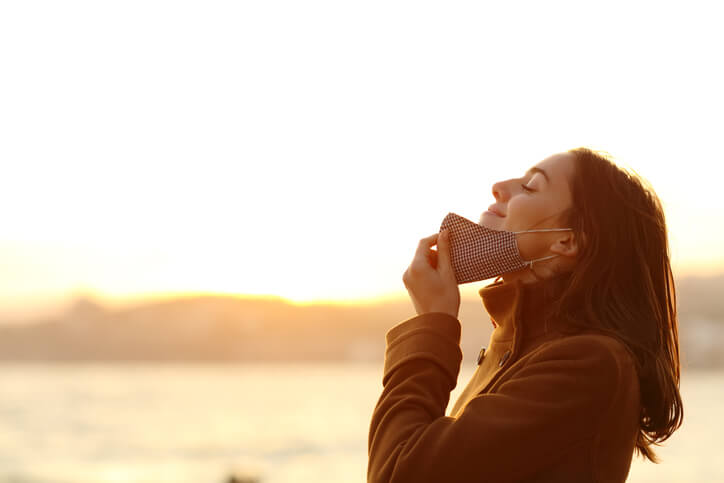 chica respirando mascarilla